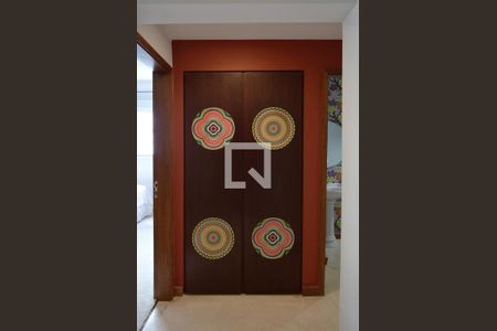 Armário corredor de apartamento à venda com 2 quartos, 160m² em Jardim Paulista, São Paulo