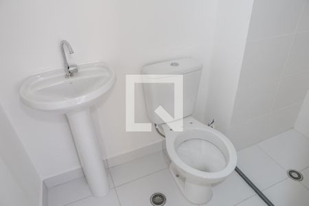 Banheiro de apartamento à venda com 2 quartos, 35m² em Parque Industrial Tomas Edson, São Paulo