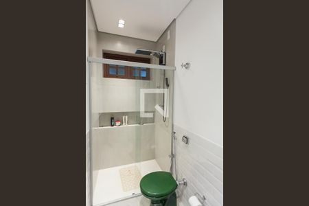 banheiro suite 3 de casa de condomínio para alugar com 4 quartos, 2600m² em Retiro do Chale, Brumadinho