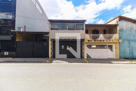 Fachada + Plaquinha de casa à venda com 4 quartos, 100m² em Vila Carmosina, São Paulo