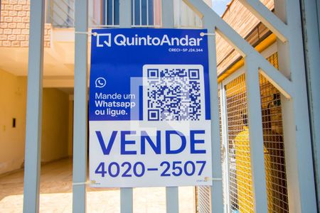 Plaquinha instalada na fachada de apartamento para alugar com 2 quartos, 64m² em Vila Progresso, Santo André