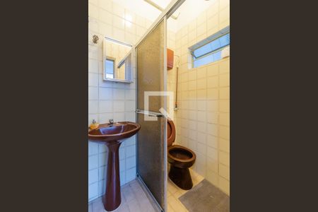 Quintal dos Fundos - banheiro de casa à venda com 3 quartos, 244m² em Cavalhada, Porto Alegre