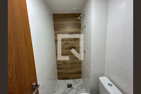 Banheiro de apartamento para alugar com 2 quartos, 42m² em Del Castilho, Rio de Janeiro