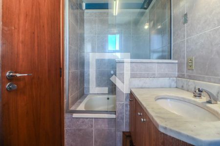 Banheiro Social 2 - Cobertura de apartamento à venda com 4 quartos, 206m² em Petrópolis, Porto Alegre