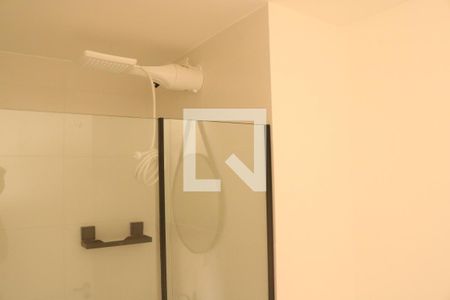 Banheiro de apartamento para alugar com 1 quarto, 28m² em Parque Industrial Tomas Edson, São Paulo