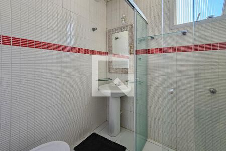 Banheiro de apartamento para alugar com 2 quartos, 60m² em Balneario Cidade Atlantica, Guarujá