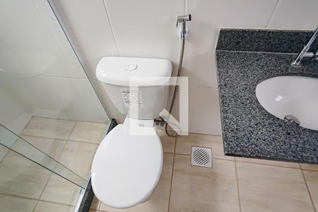 Banheiro de apartamento para alugar com 1 quarto, 45m² em Curicica, Rio de Janeiro