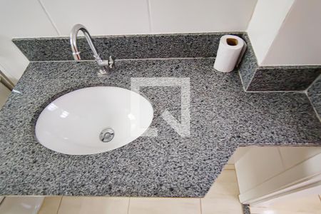 Banheiro de apartamento para alugar com 1 quarto, 45m² em Curicica, Rio de Janeiro