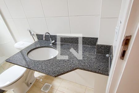 banheiro de apartamento para alugar com 1 quarto, 45m² em Curicica, Rio de Janeiro