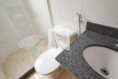 banheiro de apartamento para alugar com 1 quarto, 45m² em Curicica, Rio de Janeiro
