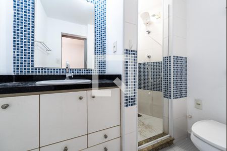 Banheiro suíte 2 de apartamento para alugar com 3 quartos, 190m² em José Menino, Santos