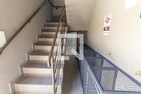 Escada de kitnet/studio para alugar com 1 quarto, 40m² em Vila Carrão, São Paulo