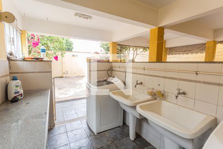 Área de Serviço no Quintal de casa à venda com 4 quartos, 300m² em Santa Tereza, Belo Horizonte