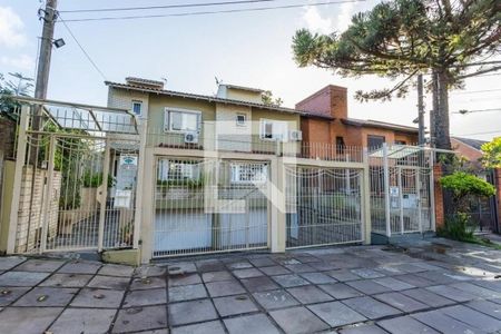 Fachada de casa à venda com 4 quartos, 344m² em Chácara das Pedras, Porto Alegre
