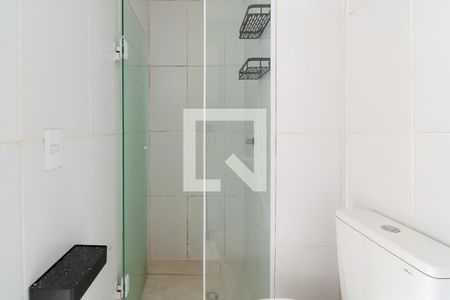 Banheiro de kitnet/studio para alugar com 1 quarto, 28m² em Vila Mira, São Paulo