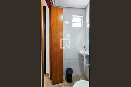 Banheiro de kitnet/studio para alugar com 1 quarto, 19m² em Vila Castelo, São Paulo