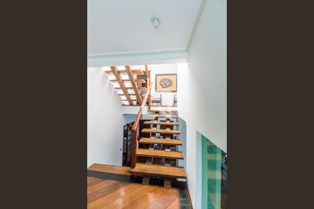 Escada de casa de condomínio à venda com 5 quartos, 550m² em Residencial Onze (alphaville), Santana de Parnaíba