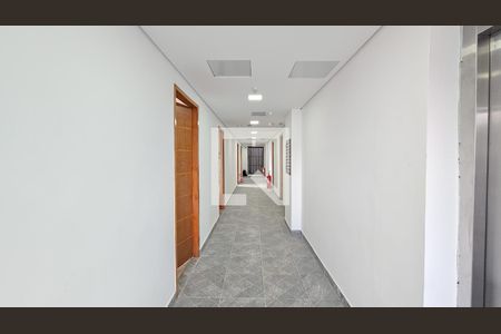 Corredor de kitnet/studio para alugar com 1 quarto, 18m² em Vila Castelo, São Paulo