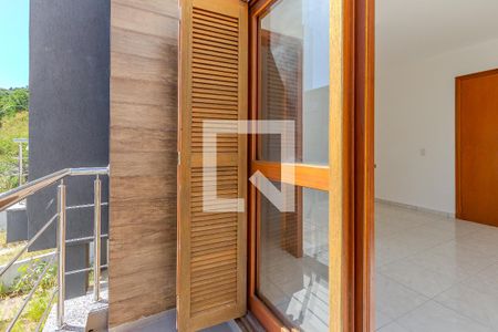Varanda Suíte 1 de casa à venda com 3 quartos, 179m² em Guarujá, Porto Alegre