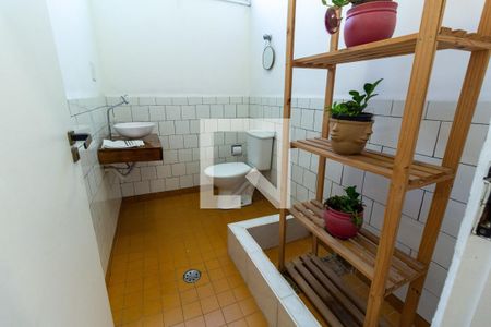 Banheiro de Serviço de casa à venda com 3 quartos, 400m² em Lapa, São Paulo