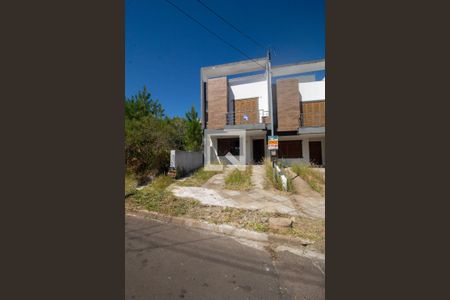 Fachada de casa à venda com 3 quartos, 180m² em Guarujá, Porto Alegre