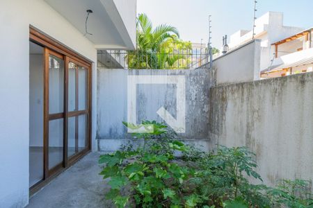 Quintal de casa à venda com 3 quartos, 180m² em Guarujá, Porto Alegre