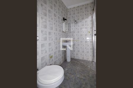 Banheiro de kitnet/studio para alugar com 1 quarto, 32m² em Guilhermina, Praia Grande