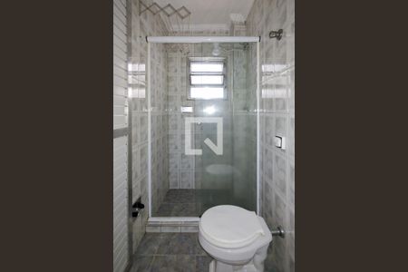 Banheiro de kitnet/studio para alugar com 1 quarto, 32m² em Guilhermina, Praia Grande