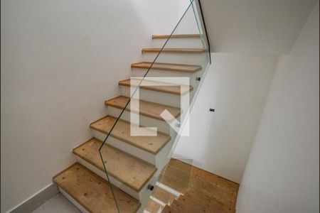 Escada de casa à venda com 3 quartos, 194m² em Vila Pires, Santo André
