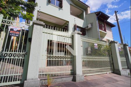 Fachada de casa à venda com 5 quartos, 330m² em Jardim São Pedro, Porto Alegre