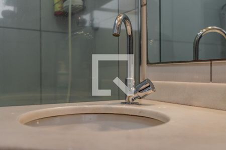 Banheiro de apartamento à venda com 2 quartos, 70m² em Independência, Porto Alegre