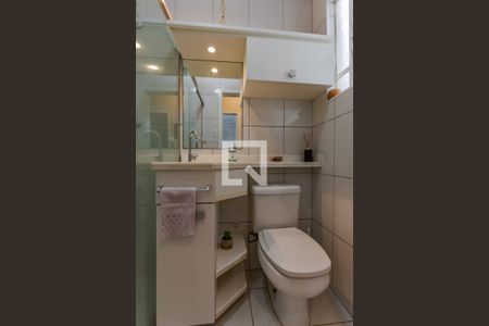 Banheiro de apartamento à venda com 2 quartos, 70m² em Independência, Porto Alegre