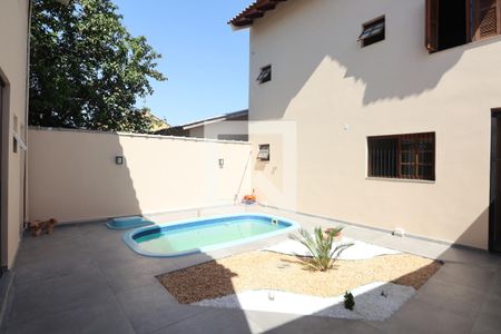 Área externa de casa à venda com 3 quartos, 246m² em Harmonia, Canoas