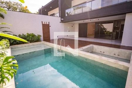 Casa à venda com 4 quartos, 320m² em Alto de Pinheiros, São Paulo