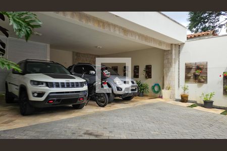 Garagem de casa para alugar com 5 quartos, 980m² em Jardim Santa Helena, São Paulo