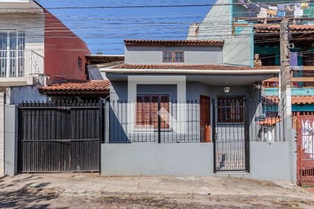 Fachada de casa à venda com 3 quartos, 120m² em Coronel Aparicio Borges, Porto Alegre