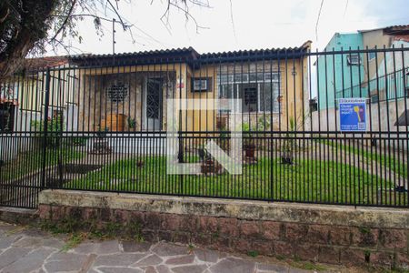 Fachada de casa à venda com 4 quartos, 300m² em Cavalhada, Porto Alegre