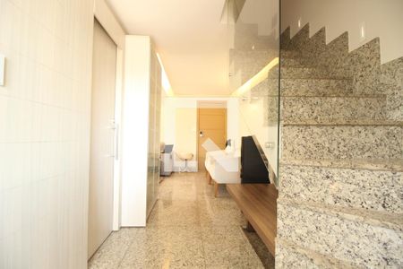 Sala /escadas de apartamento à venda com 2 quartos, 130m² em São Pedro, Belo Horizonte