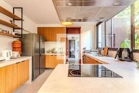 Casa à venda com 4 quartos, 357m² em Alto de Pinheiros, São Paulo