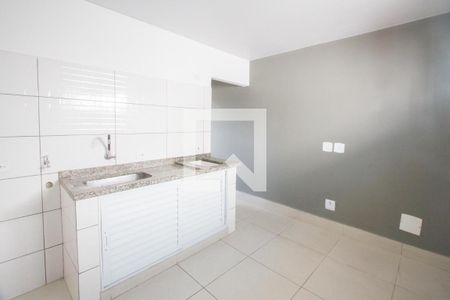 Cozinha de casa para alugar com 1 quarto, 30m² em Parque Maria Helena, São Paulo