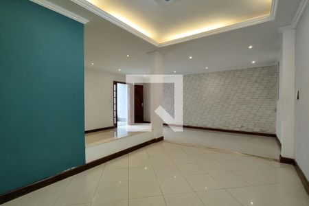 Sala de casa de condomínio para alugar com 4 quartos, 300m² em Jacarepaguá, Rio de Janeiro