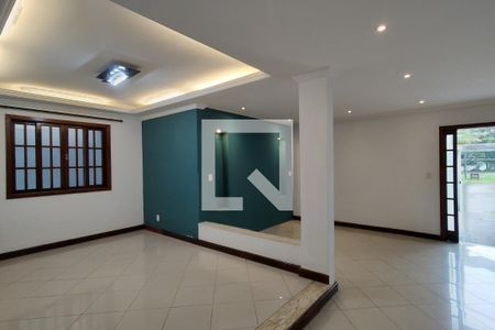 Sala de casa de condomínio para alugar com 4 quartos, 300m² em Jacarepaguá, Rio de Janeiro