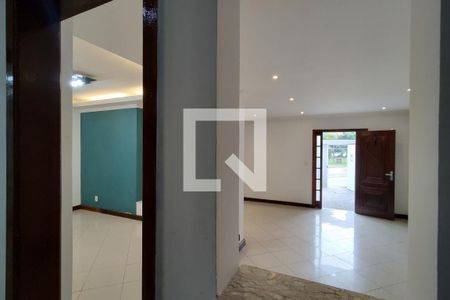 Sala de casa de condomínio para alugar com 4 quartos, 300m² em Jacarepaguá, Rio de Janeiro