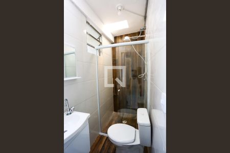Banheiro de casa para alugar com 1 quarto, 28m² em Jardim Santo Antonio, São Paulo