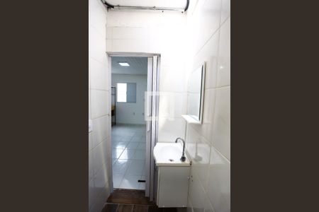 Banheiro de casa para alugar com 1 quarto, 28m² em Jardim Santo Antonio, São Paulo