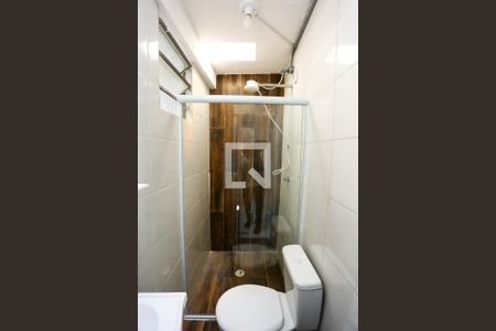 Banheiro de casa para alugar com 1 quarto, 28m² em Jardim Santo Antonio, São Paulo