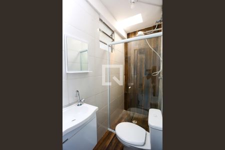 Banheiro de casa para alugar com 1 quarto, 28m² em Jardim Santo Antonio, São Paulo