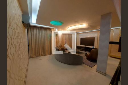 Casa à venda com 4 quartos, 390m² em Vila Tramontano, São Paulo