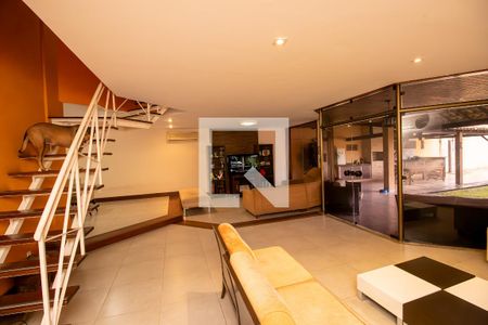 Sala de casa de condomínio à venda com 4 quartos, 600m² em Recreio dos Bandeirantes, Rio de Janeiro