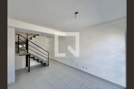 Sala de casa de condomínio à venda com 2 quartos, 62m² em Vargem Grande, Rio de Janeiro